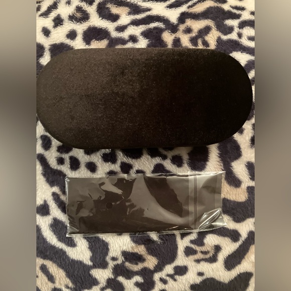 100% Authentic Tom Ford sunglasses case (glasses are not included) - Picture 5 of 5